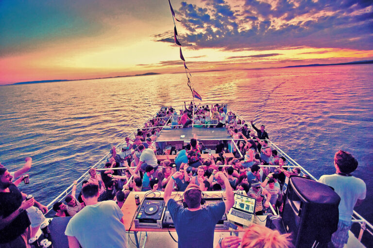 Reasons why a party on the boat is the best party